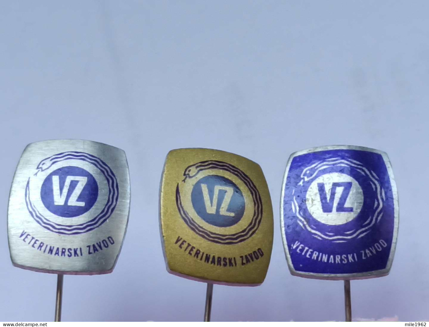 BADGE Z-98-21 - 3 PINS - VETERINARSKI ZAVOD, YUGOSLAVIA, VETERINARY CENTER, CENTRE VÉTÉRINAIRE - Lotes