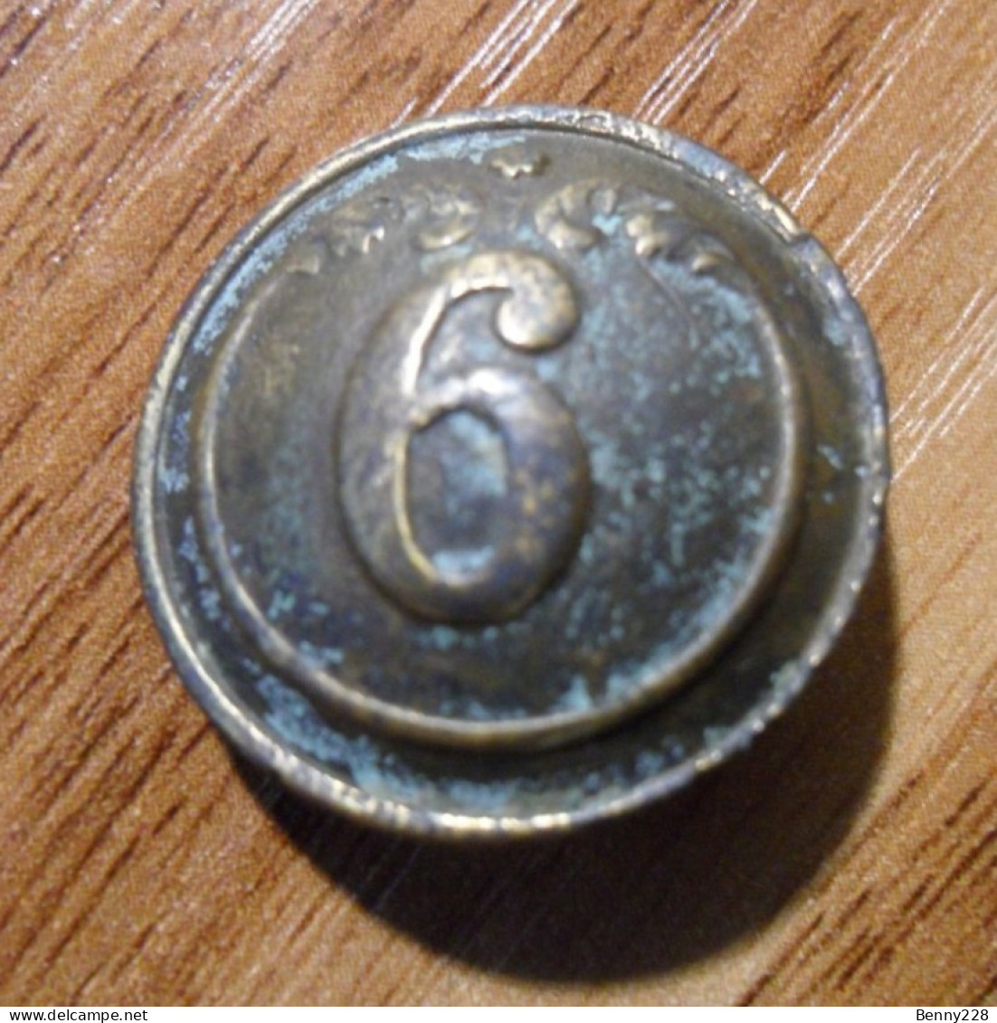 Ancien Bouton Militaire Du 6 ème Régiment D'Infanterie De Ligne - Boutons