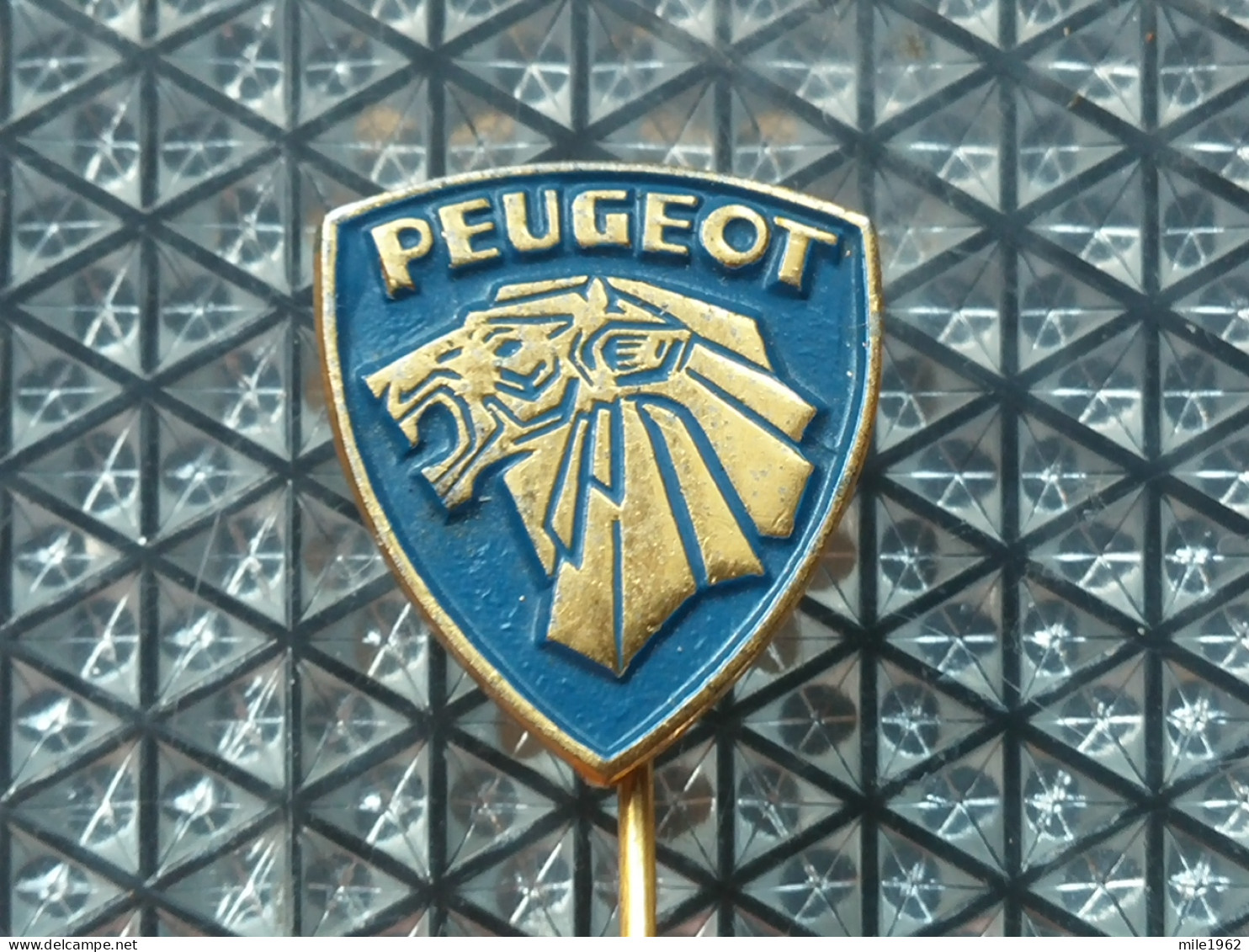 BADGE Z-35-2 - AUTO, CAR, PEUGEOT, PEZO - Peugeot