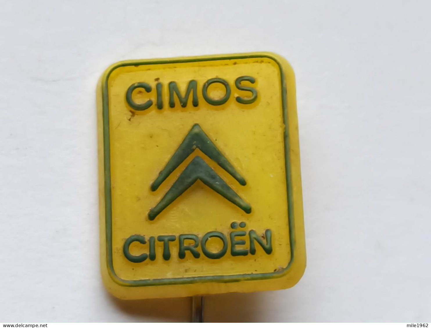 BADGE Z-35-8 - AUTO CAR , CITROEN, PLASTIC PIN - Citroën