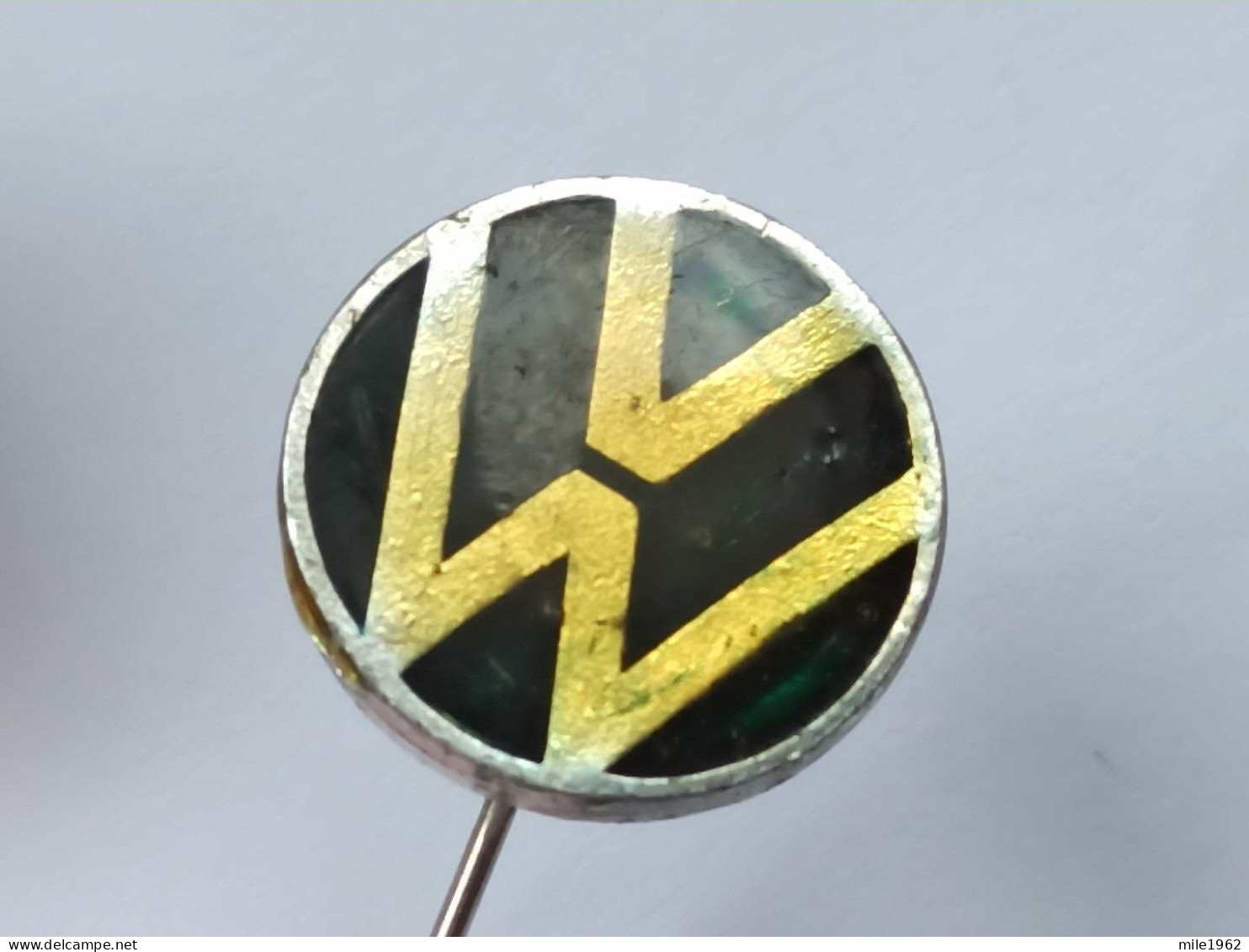 BADGE Z-35-16 - AUTO CAR , VOLKSWAGEN, VW - Volkswagen