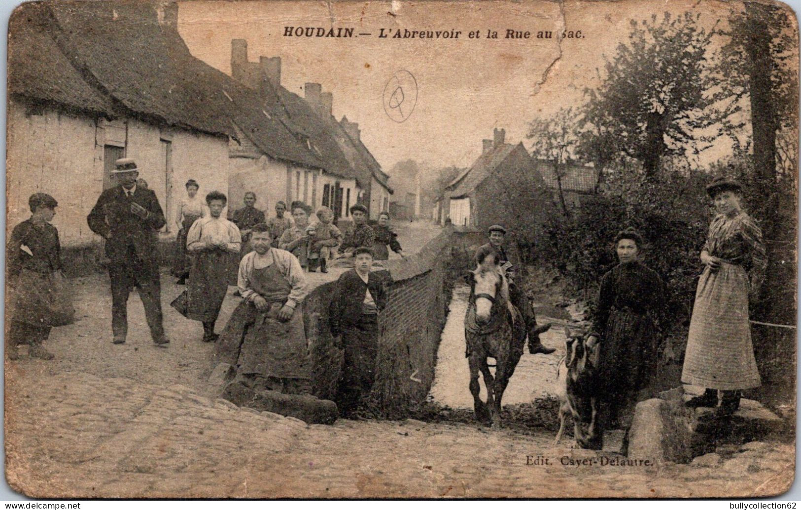 CPA  - SELECTION - HOUDAIN -  L' Abreuvoir Et La Rue Du Sac (déchirure) - Houdain