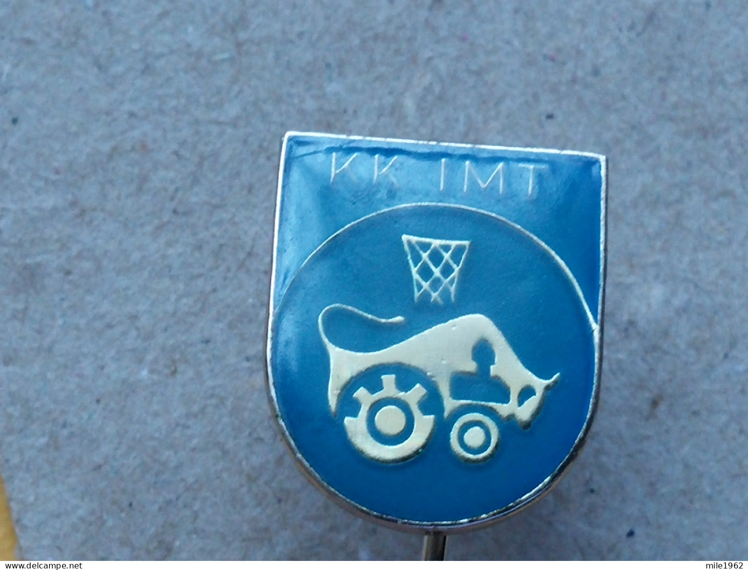 Badge Z-53-1 - BASKETBALL CLUB IMT RAKOVICA, SERBIA, TRACTOR, TRATTORE - Basketbal