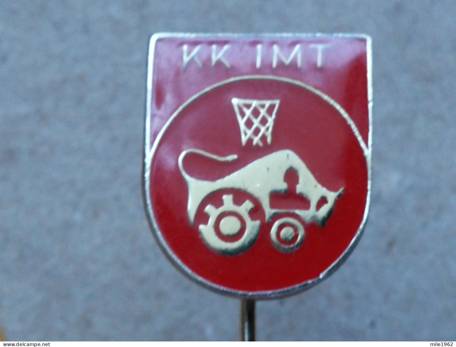 Badge Z-53-1 - BASKETBALL CLUB IMT RAKOVICA, SERBIA, TRACTOR, TRATTORE - Basketball