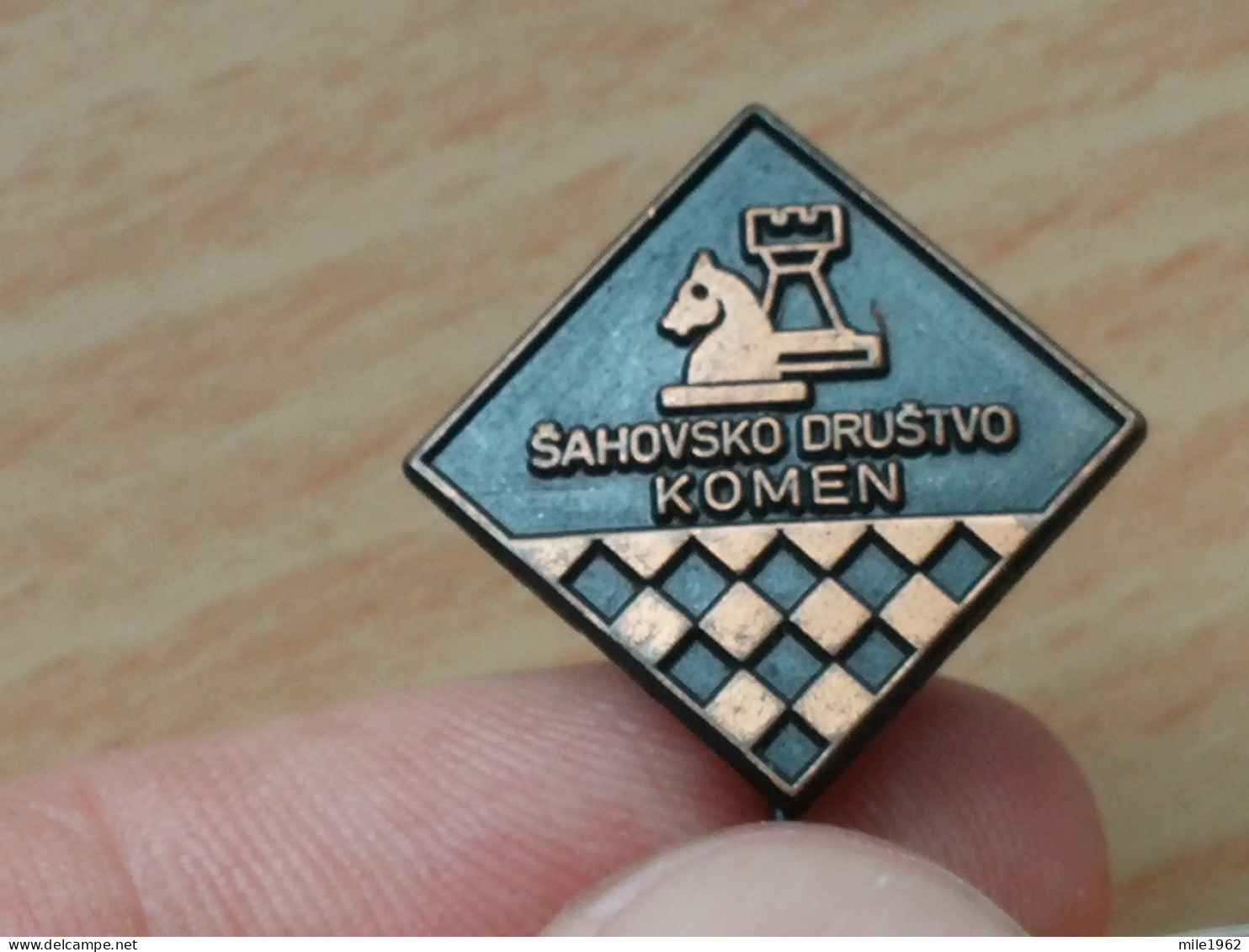 BADGE Z-71-1 - CHESS ECHECS SCHACH AJEDREZ SAKK SAH, KOMEN, SLOVENIA, CLUB - Jeux