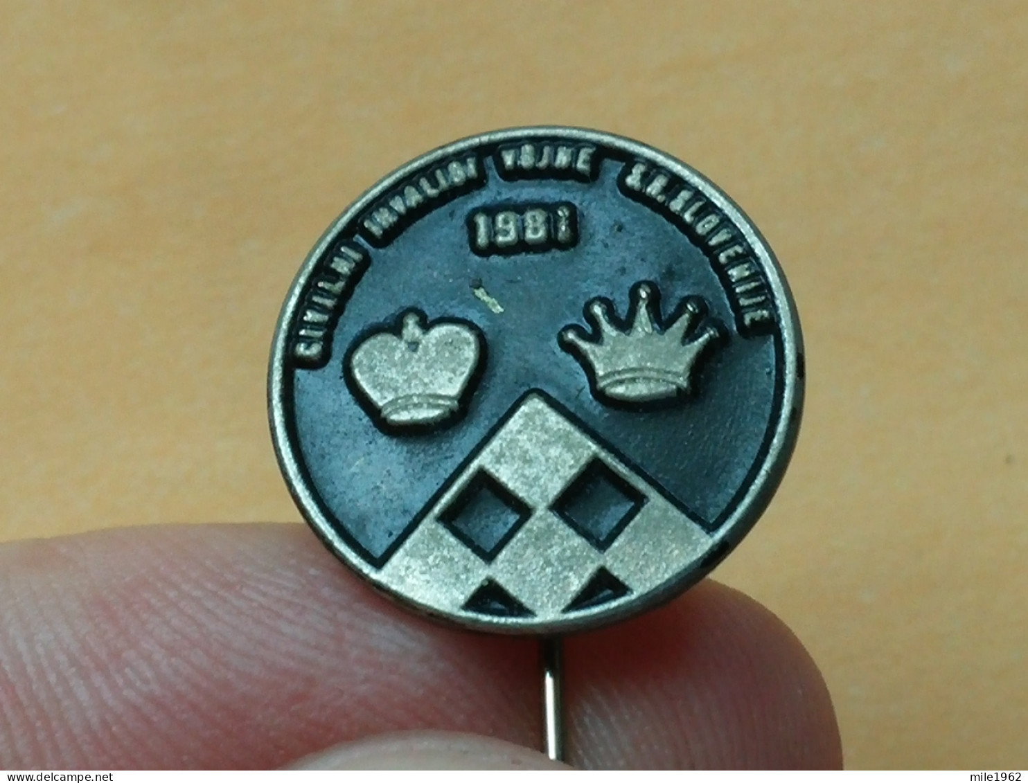 BADGE Z-71-1 - SLOVENIA. CHESS ECHECS SCHACH AJEDREZ SAKK SAH, FÉDÉRATION DES AVEUGLES, BLIND , Invalide,HANDICAPE - Jeux