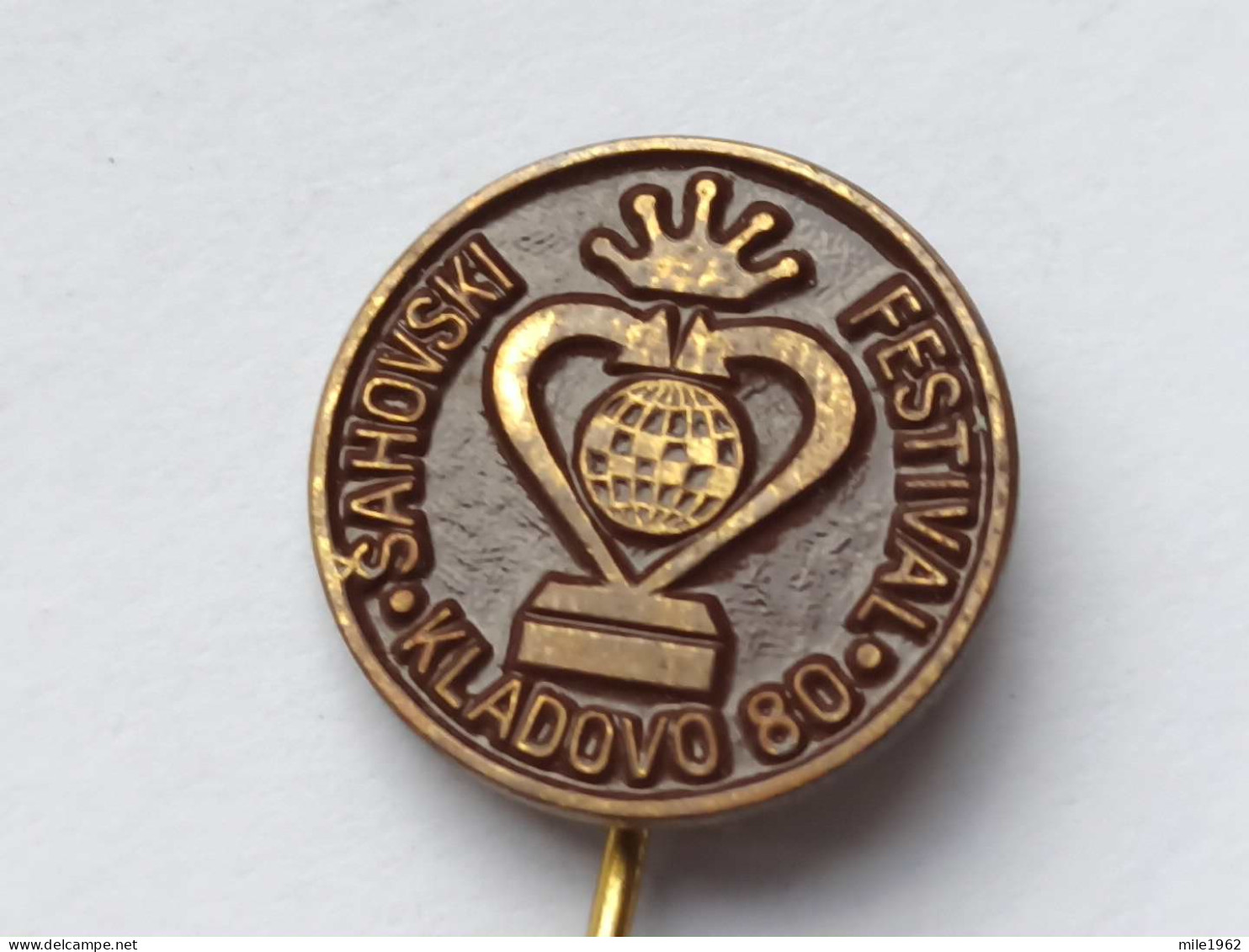 BADGE Z-71-2 - CHESS ECHECS SCHACH AJEDREZ SAKK SAH, TOURNAMENT KLADOVO 80, SERBIA - Casinos