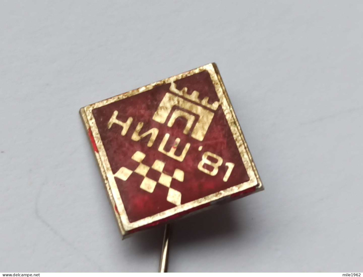 BADGE Z-71-2 - CHESS ECHECS SCHACH AJEDREZ SAKK SAH, TOURNAMENT NIS 81, SERBIA - Jeux