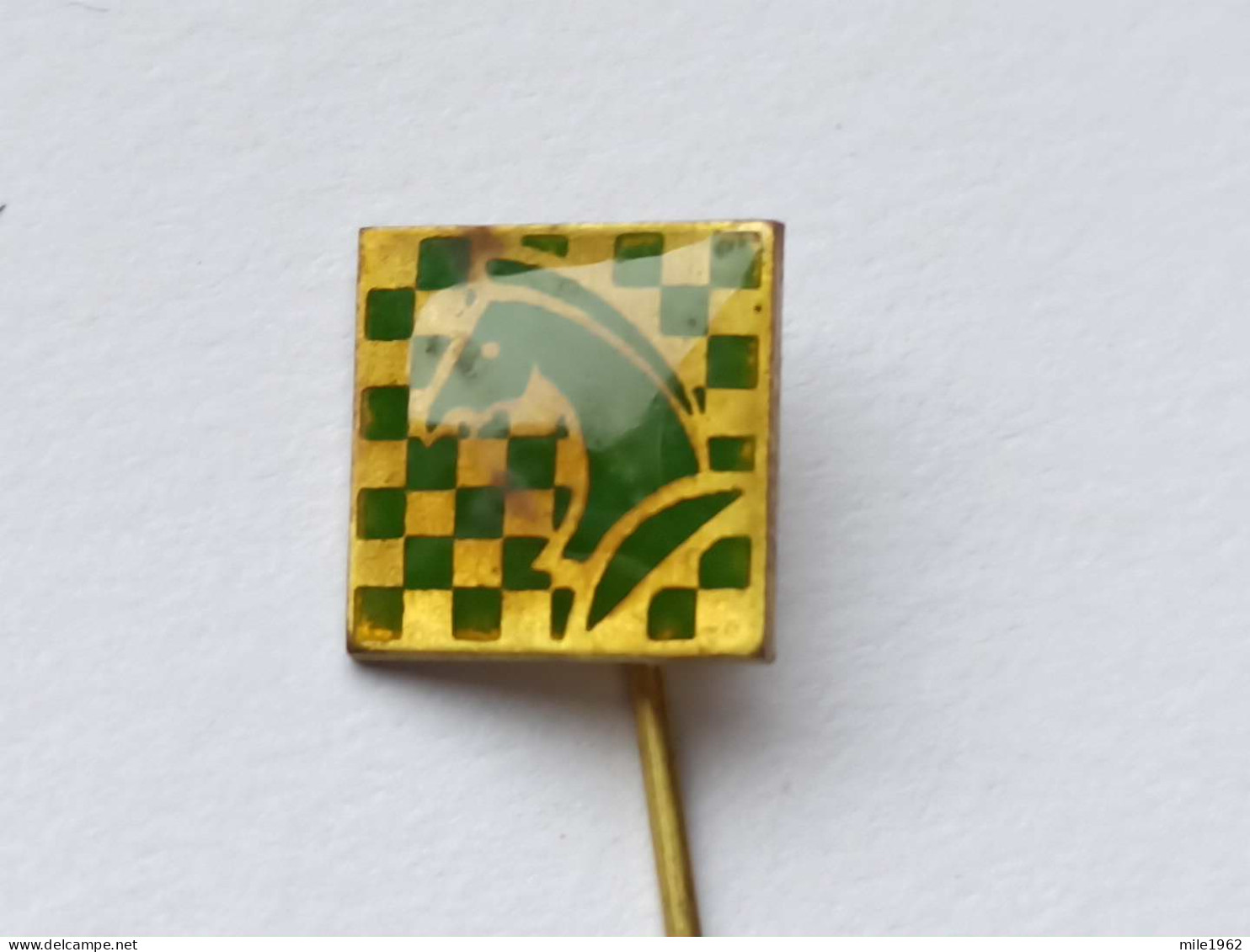 BADGE Z-71-3 - CHESS ECHECS SCHACH AJEDREZ SAKK SAH - Jeux