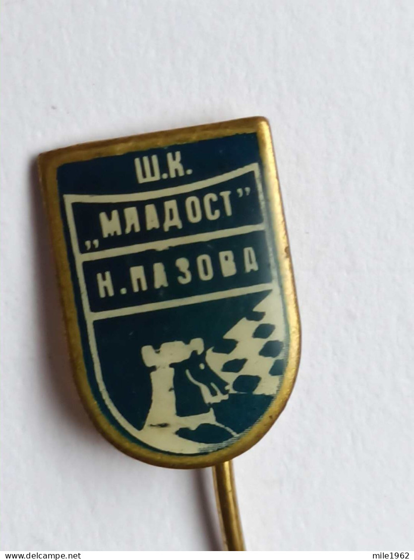 BADGE Z-71-3 - CHESS ECHECS SCHACH AJEDREZ SAKK SAH CLUB MLADOST, NOVA PAZOVA, SERBIA - Games