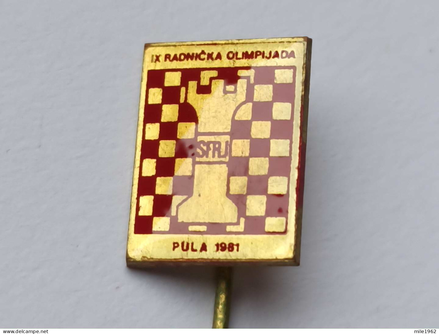 BADGE Z-71-3 - CHESS ECHECS SCHACH AJEDREZ SAKK SAH CLUB PULA, CROATIA, WORKERS OLYMPIC GAMES - Jeux