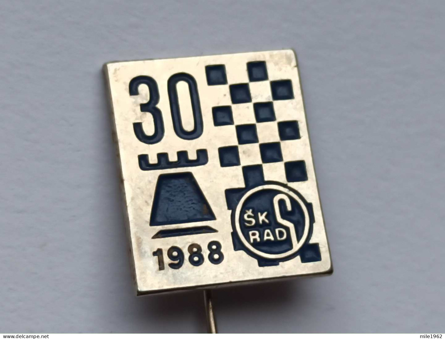 BADGE Z-71-3 - CHESS ECHECS SCHACH AJEDREZ SAKK SAH CLUB RAD, SERBIA - Juegos