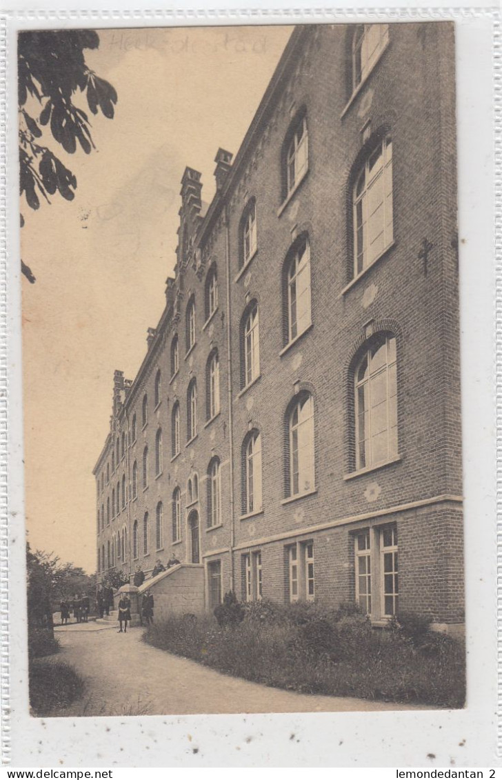 Herck-la-Ville. Pensionnat Ds Religieuses Ursulnes. Entrée Du Coté De La Cour. * - Herk-de-Stad