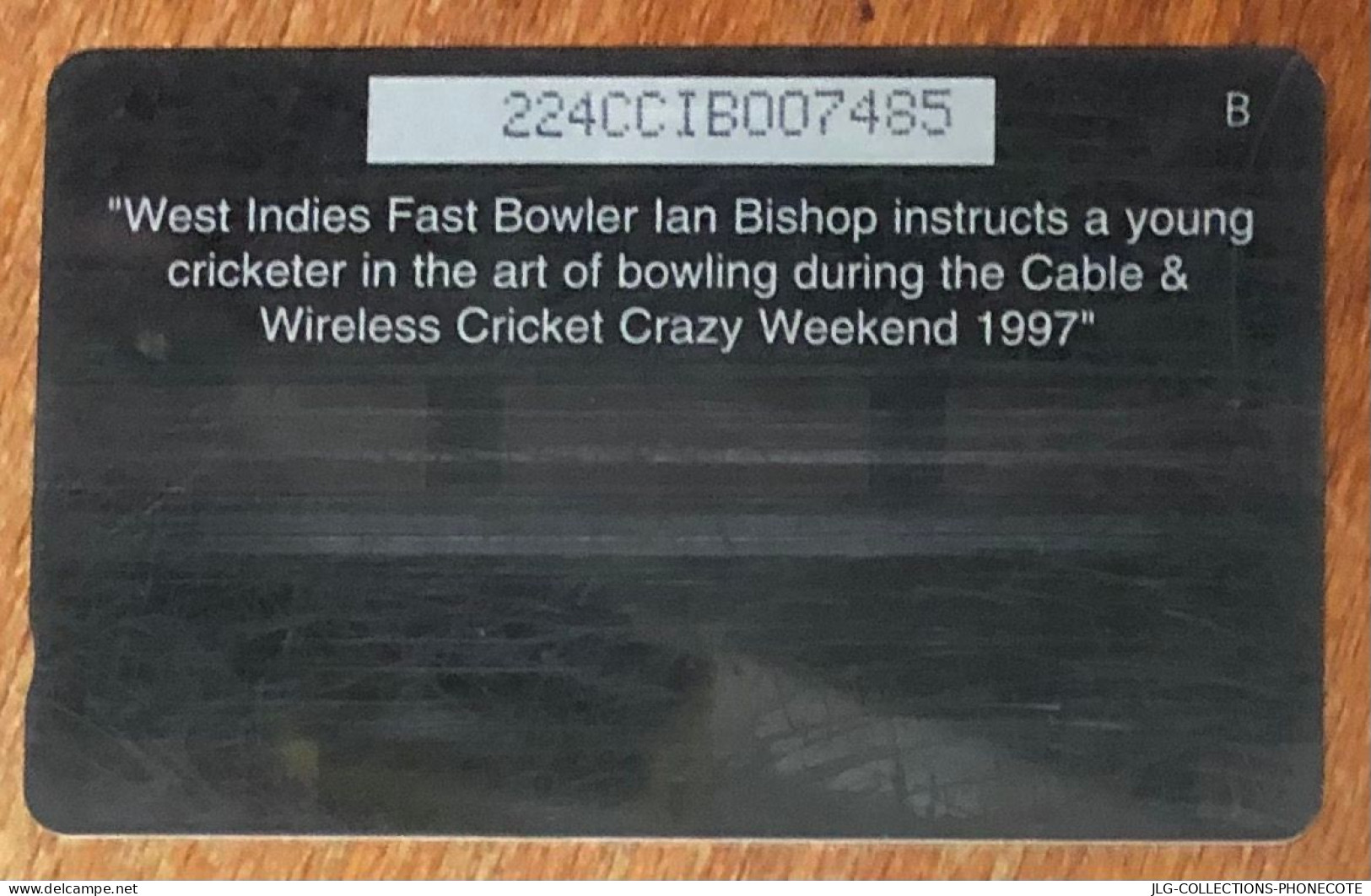 CAYMAN ISLANDS CRICKET CI$ 10 CARIBBEAN CABLE & WIRELESS SCHEDA TELECARTE TELEFONKARTE PHONECARD CALLING CARD - Iles Cayman