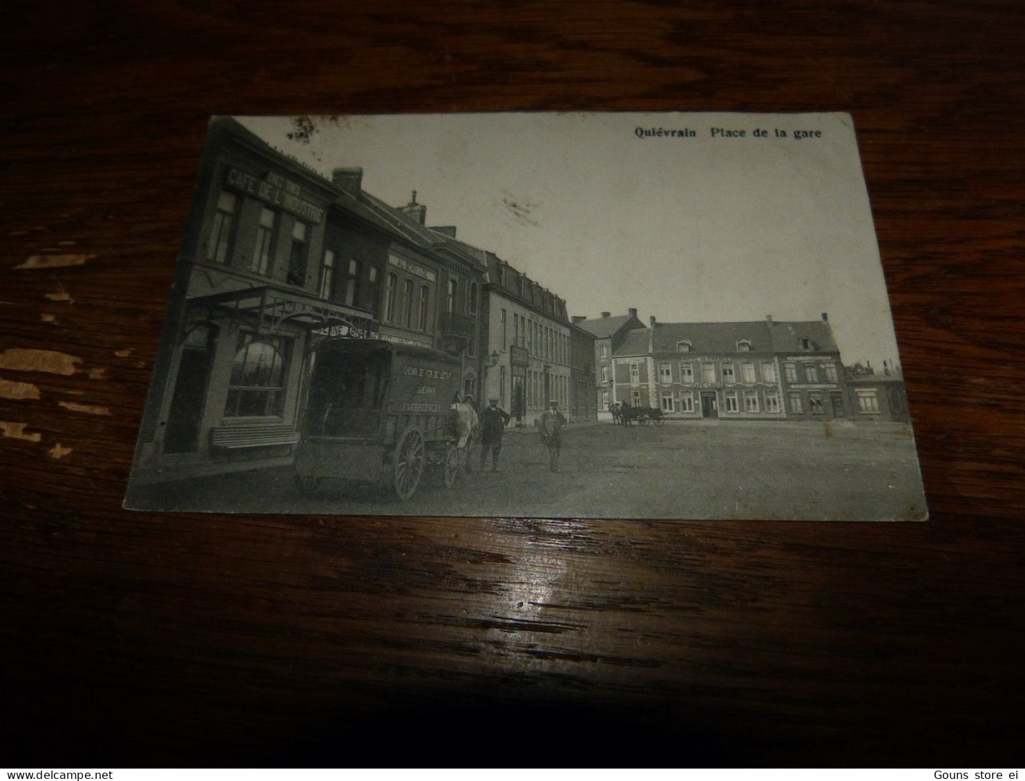 Cpa Quiévrain Place De La Gare Attelage Avec Inscription CHEMIN DE FER DE L ETAT, QUIEVRAIN, STAATSSPOORWEGEN) - Quiévrain