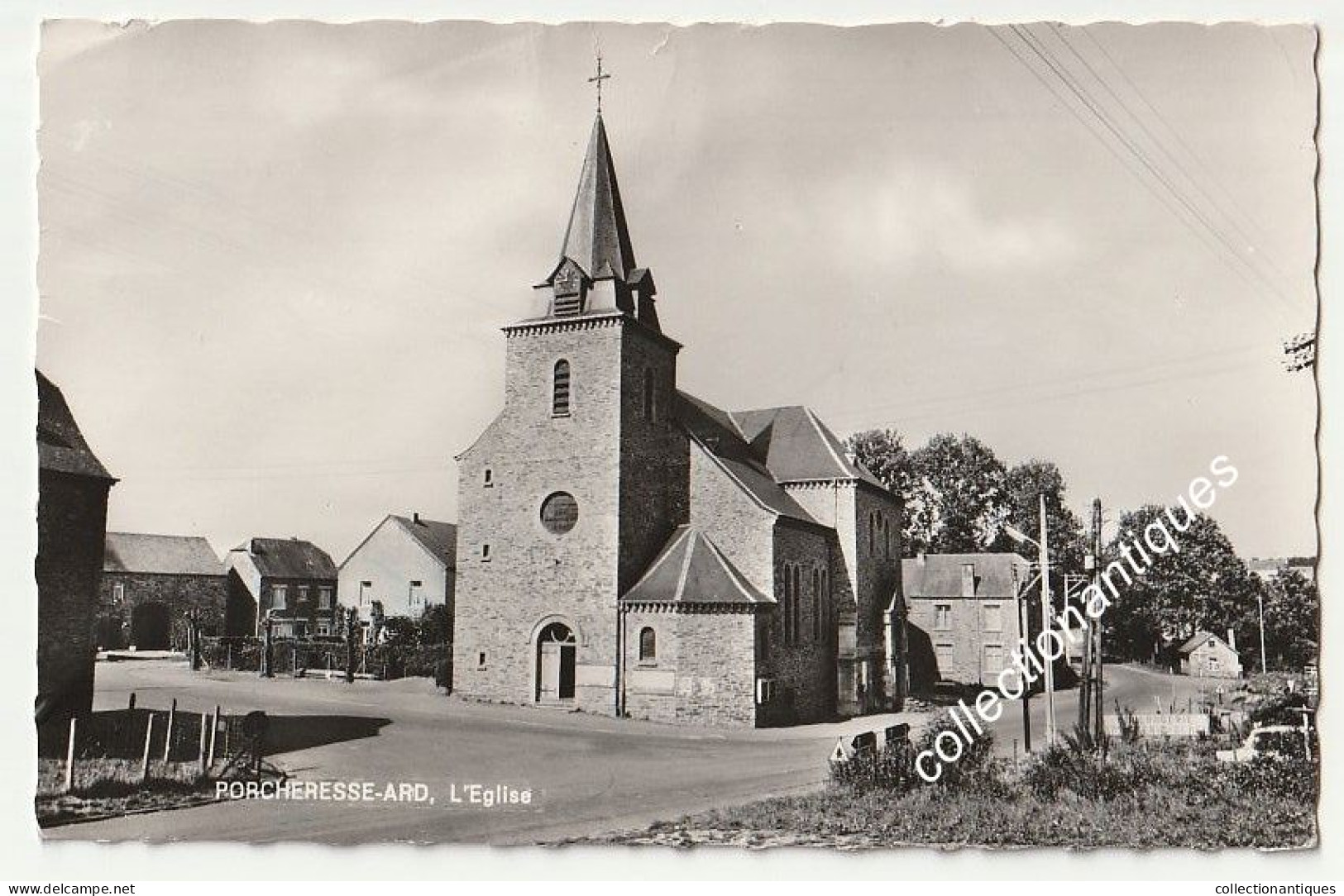 CPA Porcheresse-Ard - L'église - Circulée - Divisée - Ed. Maison Bernard-Mouton Alim. Générale à Porcheresse - Daverdisse