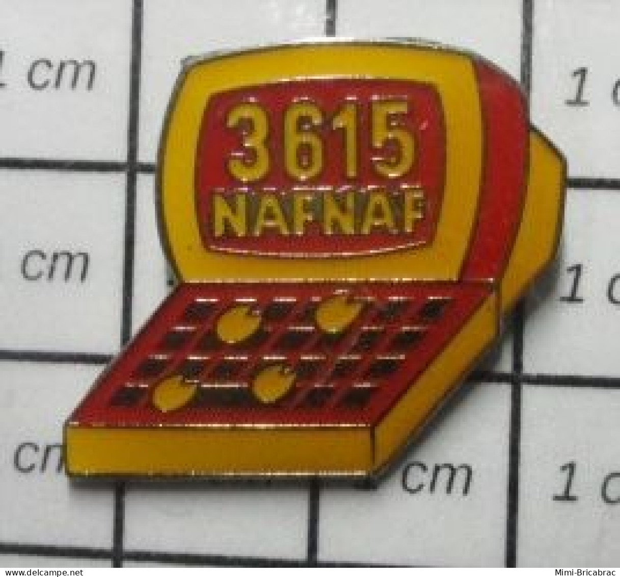 1012A Pin's Pins / Beau Et Rare / INFORMATIQUE / MINITEL 3615 NAFNAF Variante Jaune Et Rouge - Informatik