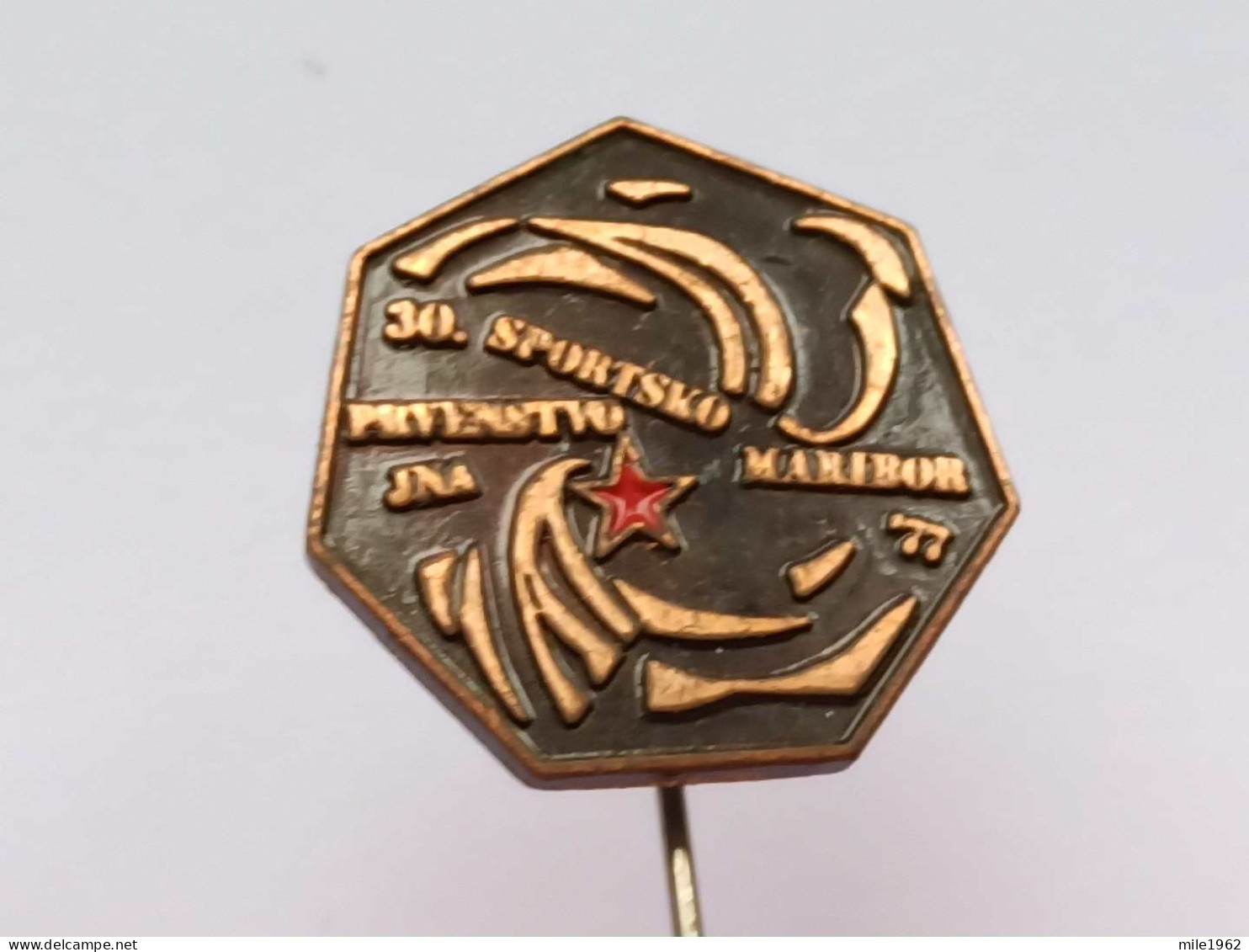 BADGE Z-51-8 - Athlétisme, Athletics, Athletic, MARIBOR, JEUX SPORTIFS DE L'ARMEE YOUGOSLAVE, YUGOSLAV ARMY SPORTS GAMES - Atletica