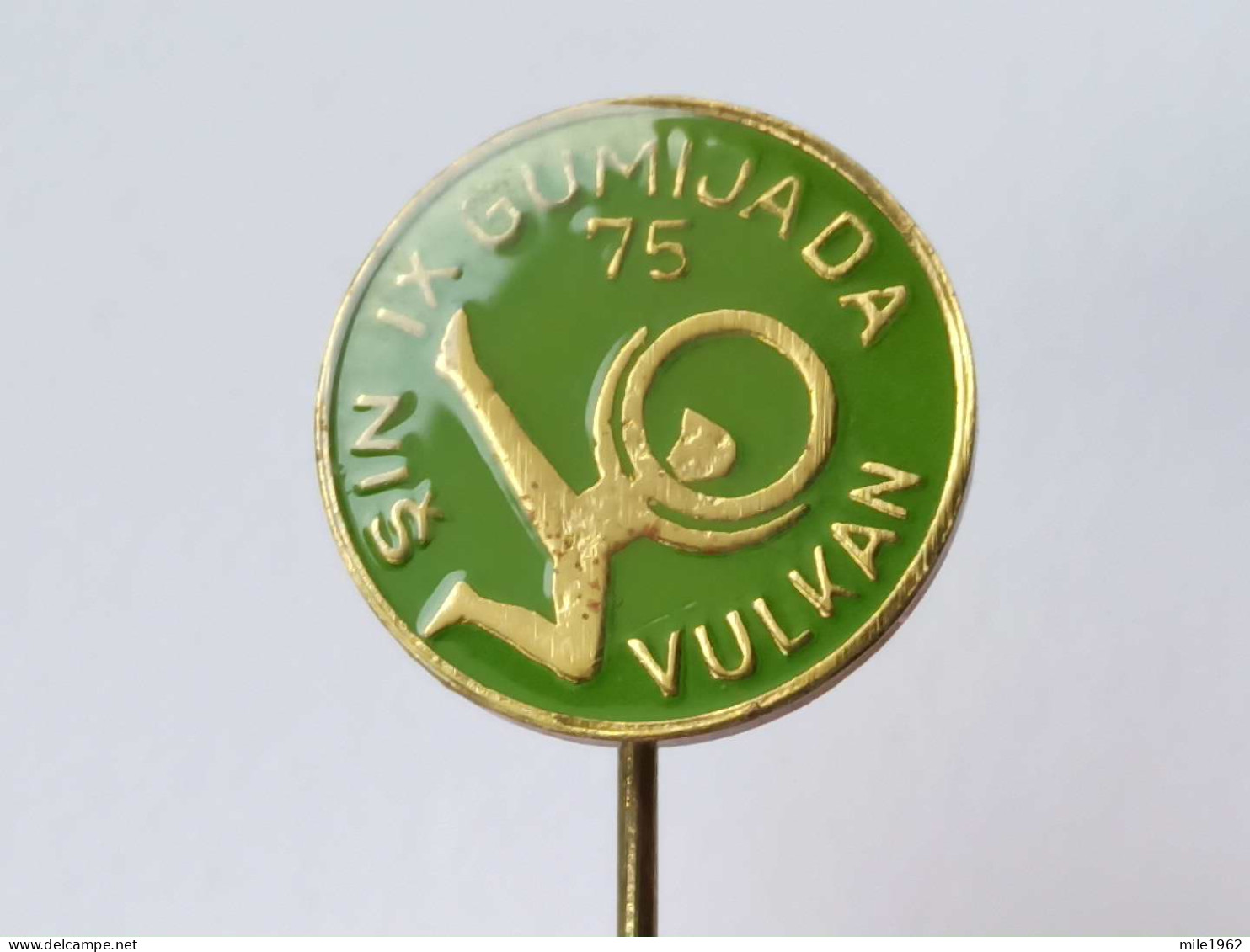 BADGE Z-51-9 - GYMNASTIC, GYMNASTIQUE GUMIJADA VULKAN NIS, SERBIA - Athletics