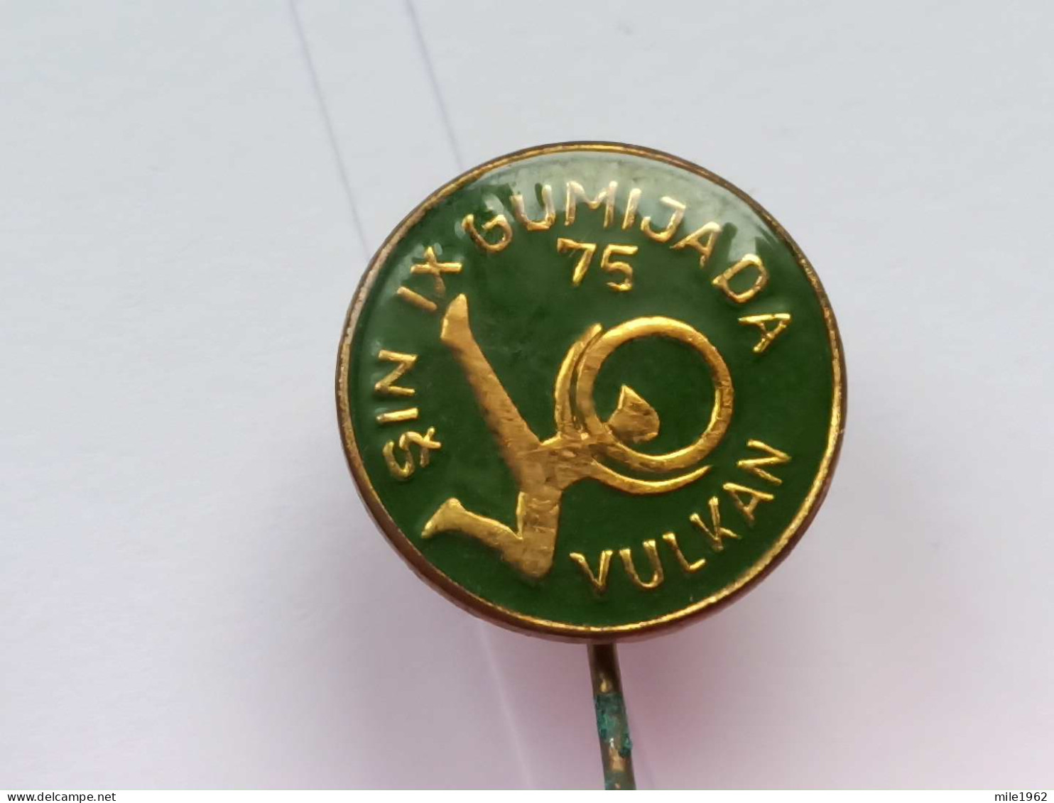 BADGE Z-51-10 - GYMNASTIC, GYMNASTIQUE GUMIJADA VULKAN NIS, SERBIA - Atletismo