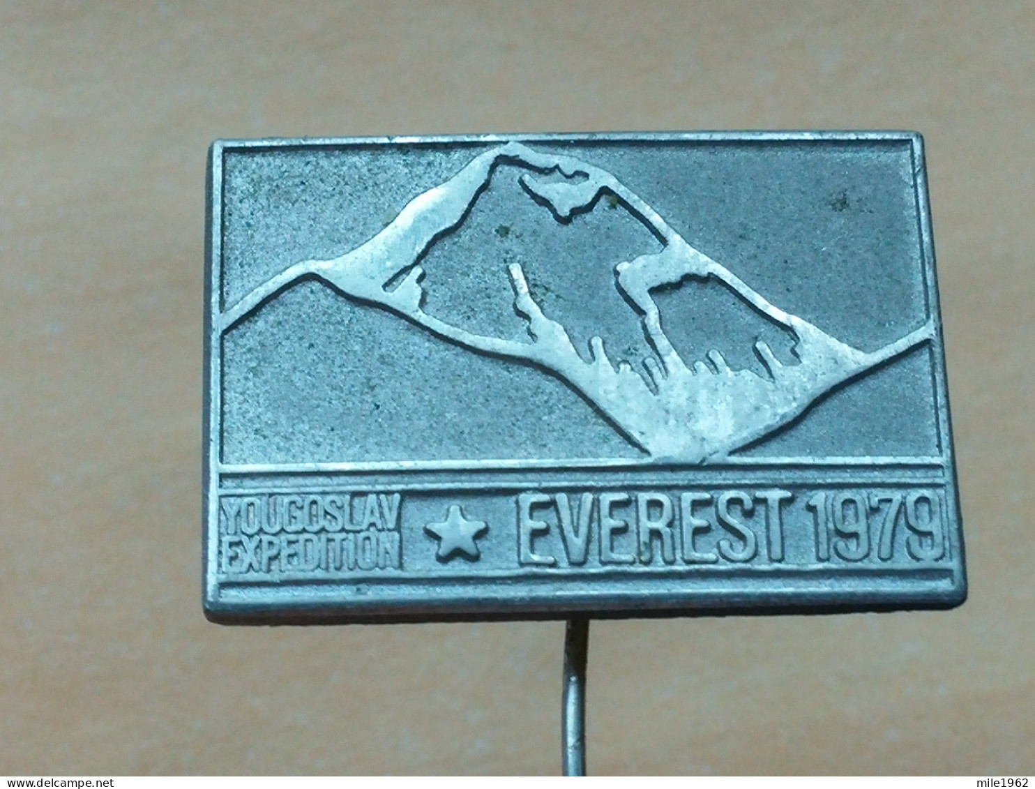 BADGE Z-74-1 - ALPINISM, Mountain, Mountaineering, YOUGOSLAV EXPEDITION MOUNT EVEREST 1979 - Alpinism, Mountaineering