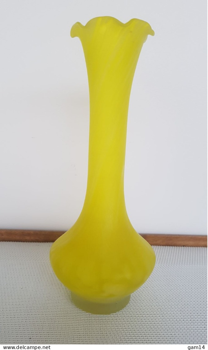 Joli Vase En Verre Marbré Jaune Et Blanc. Parfait état. - Vasen