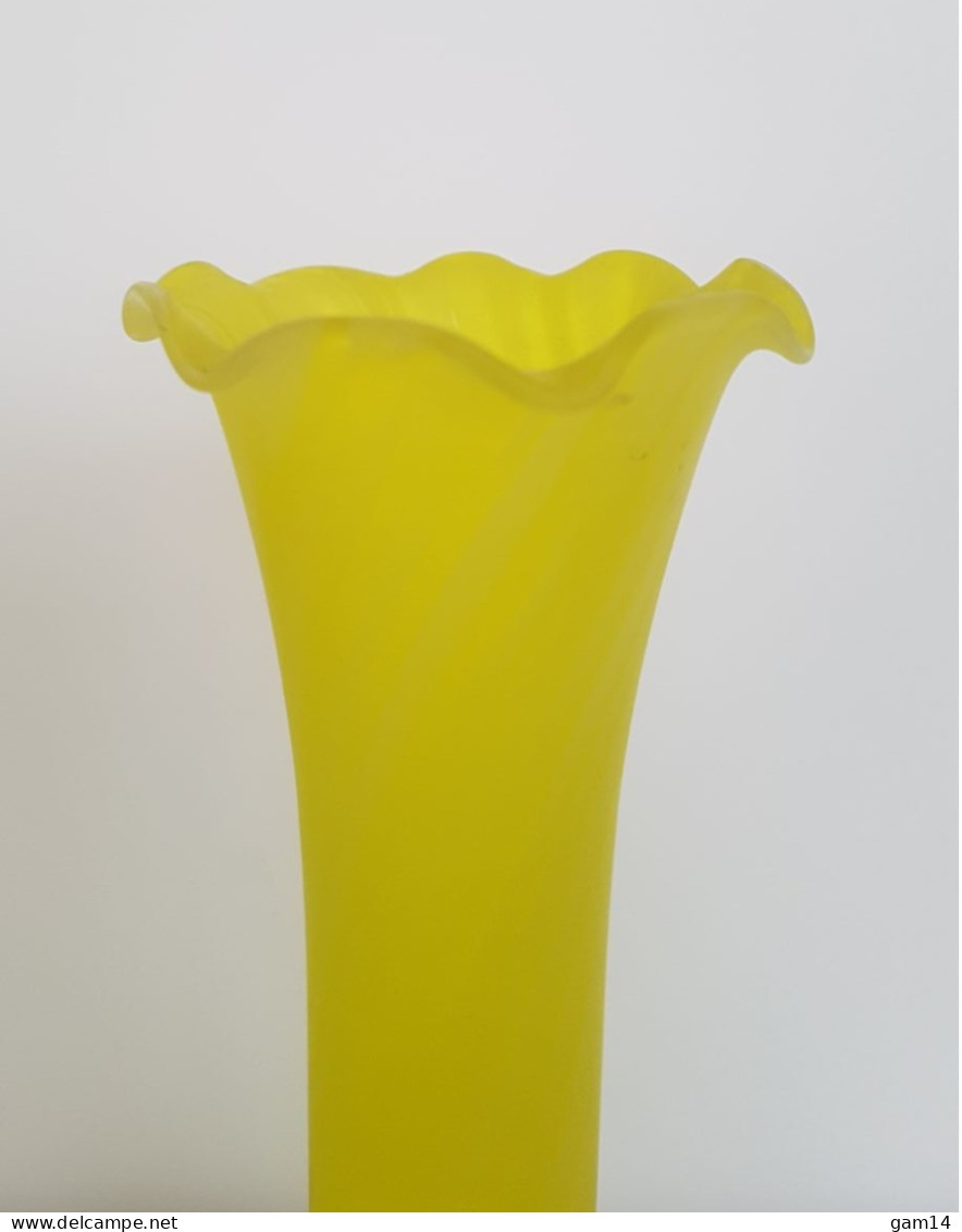 Joli Vase En Verre Marbré Jaune Et Blanc. Parfait état. - Vasen