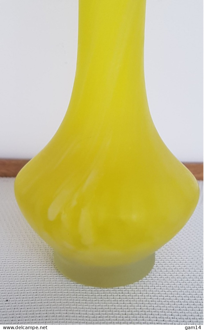 Joli vase en verre marbré jaune et blanc. Parfait état.