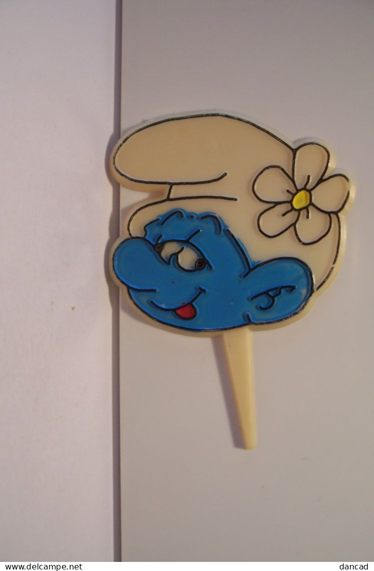 SCHTROUMPFS  - Figurine  PEYO  -  SCHTROUMPF ( Fleur )  - 1990 -  Belgium  - ( Plate )  - ( Décor Patisserie ) - Smurfs