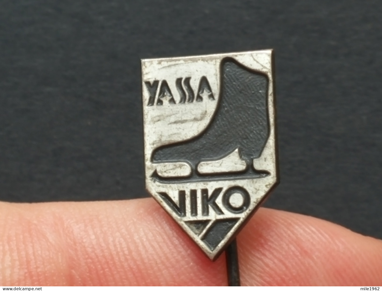 BADGE Z-62-1 - SKATING, PATINAGE, YASSA, VARAZDIN, CROATIA, FACTORY OF SPORT EQUIPMENT - Skating (Figure)