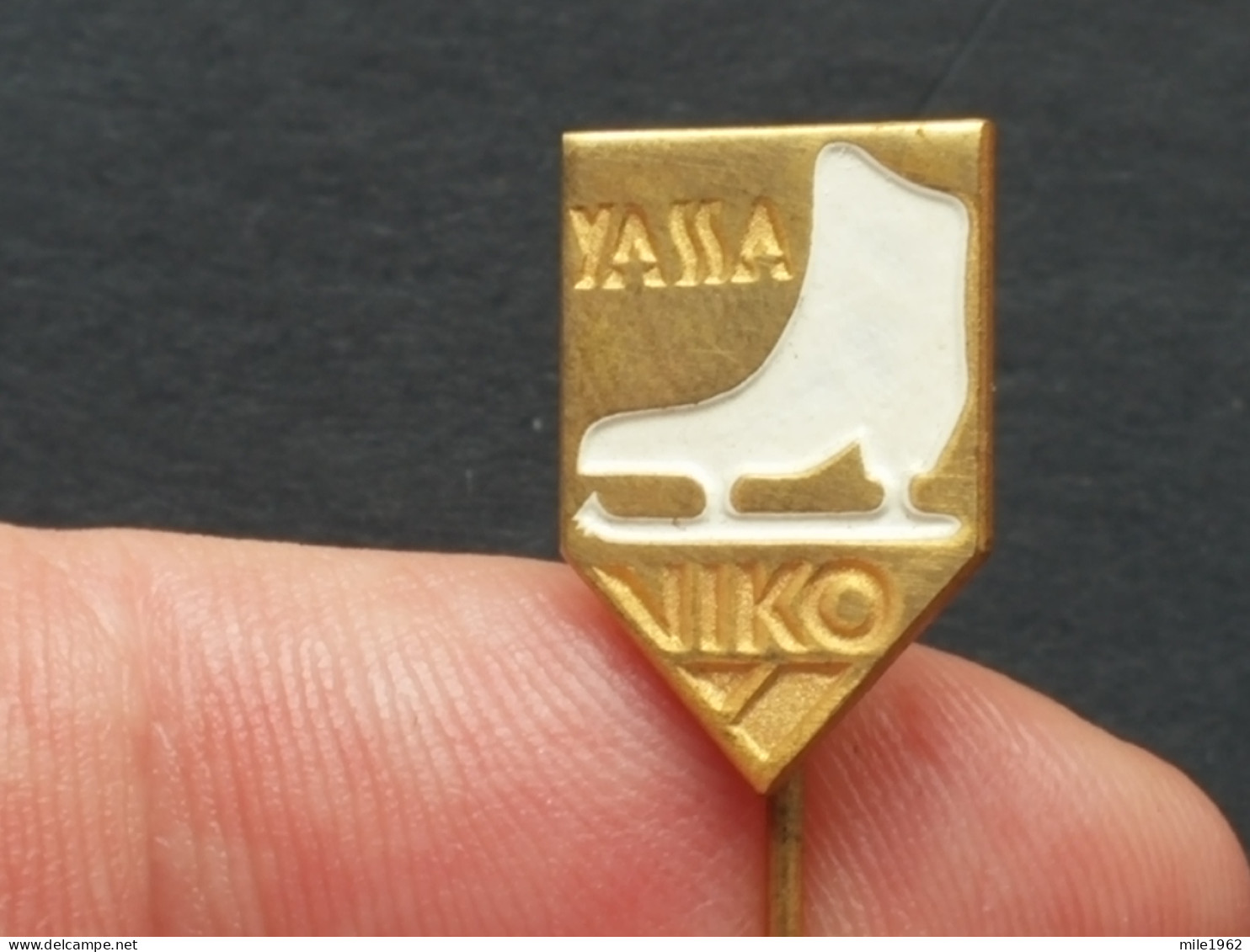 BADGE Z-62-1 - SKATING, PATINAGE, YASSA, VARAZDIN, CROATIA, FACTORY OF SPORT EQUIPMENT - Pattinaggio Artistico