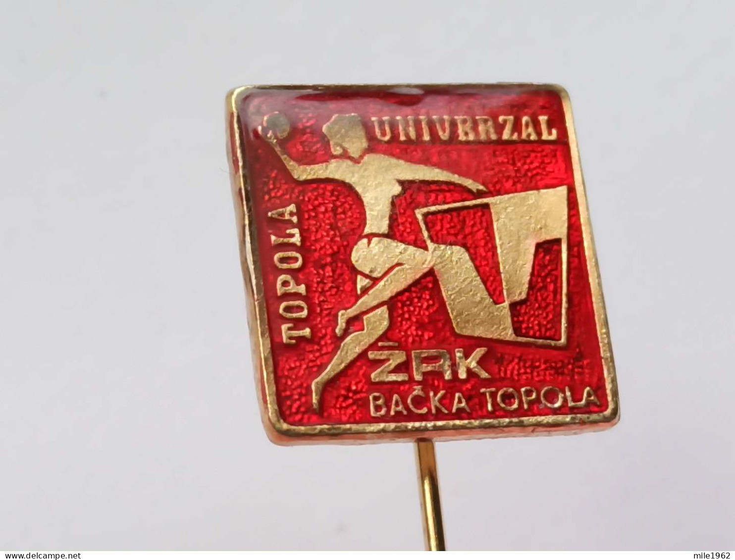 BADGE Z-88-1 - RUKOMET, HANDBALL CLUB UNIVERZAL BACKA TOPOLA, SERBIA, CLUB DE HANDBALL FÉMININ, WOMAN - Balonmano