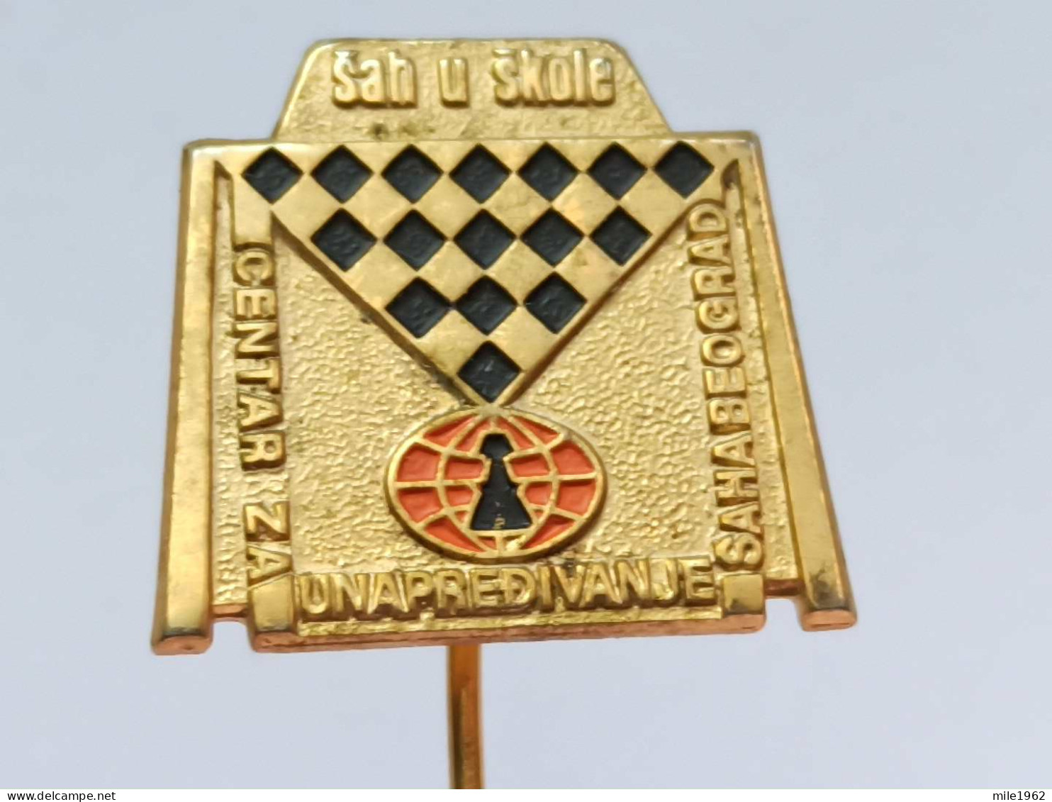 BADGE Z-64-1- CHESS ECHECS SCHACH AJEDREZ SAKK SAH, BELGRADE SERBIA - Jeux