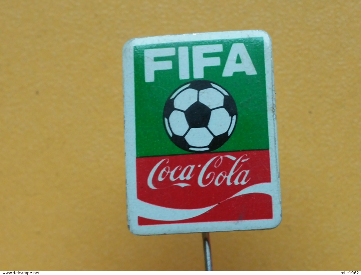 BADGE Z-42-1 - COCA COLA - FIFA FOOTBALL - Coca-Cola