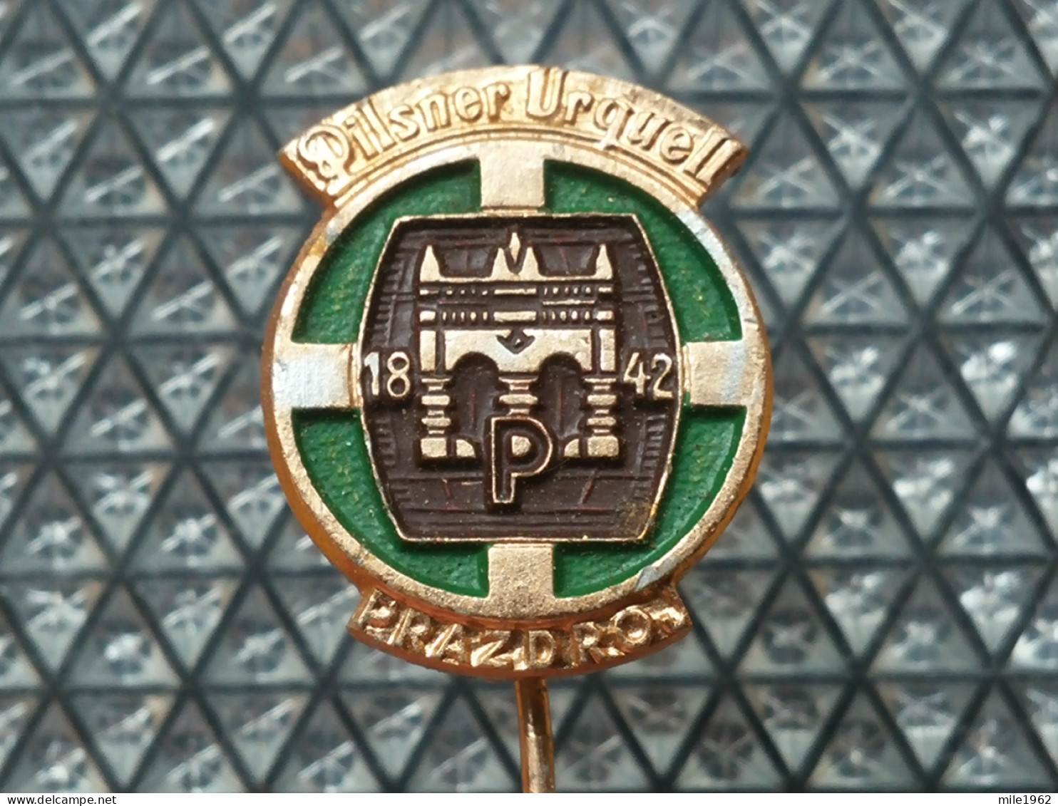 BADGE Z-42-1 - PILSNER URQUELL Beer Bier, PRAZDROJ, CZECH REPUBLIC - Bier