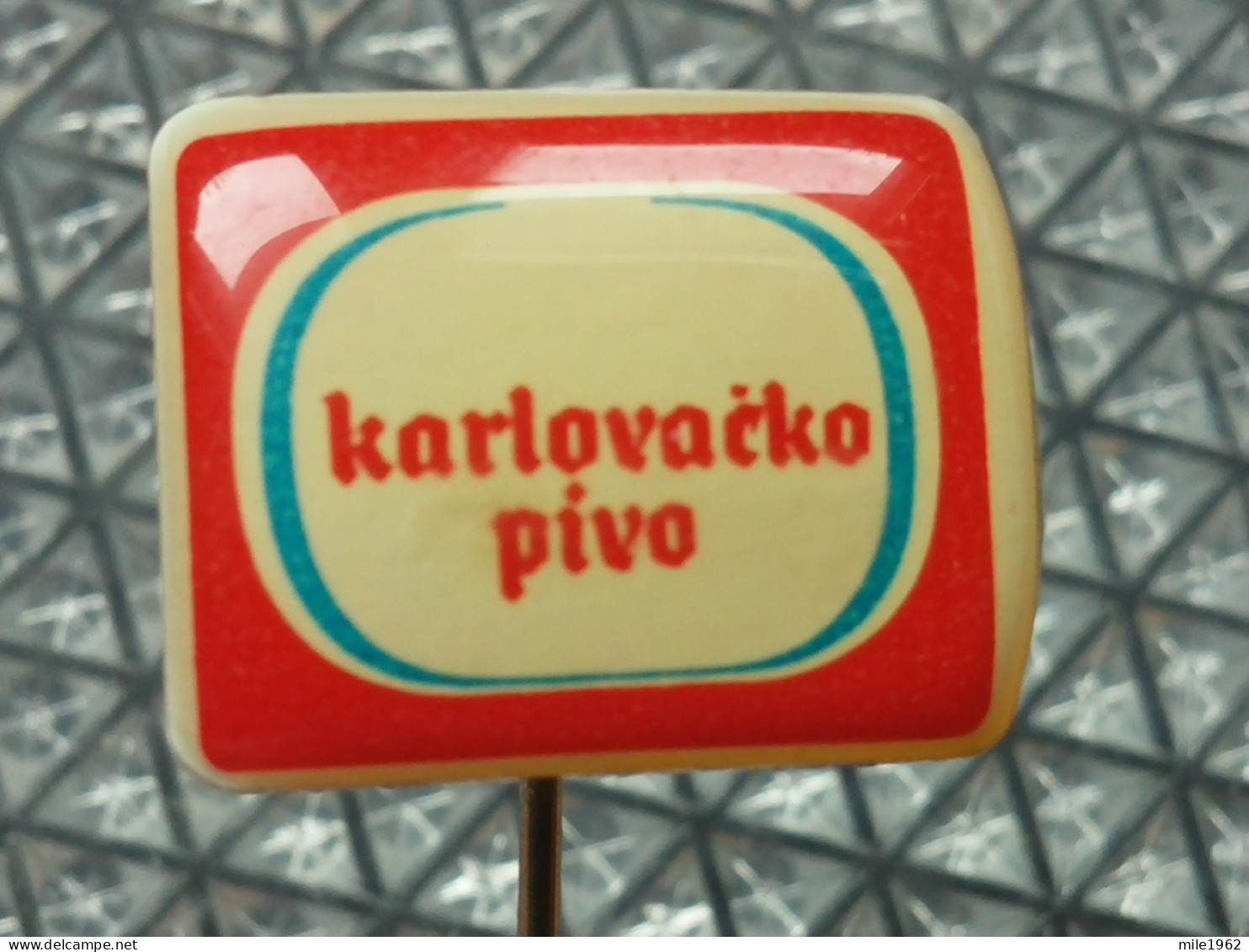 BADGE Z-42-1 - KARLOVACKO PIVO, KARLOVAC, CROATIA, BEVERAGES, Beer Bière Cerveza Bier Birra - Bière