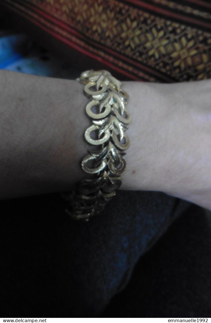 Bracelet gourmette large créateur marque Monet métal doré feuilles entrelacées avec chaînette de sûreté