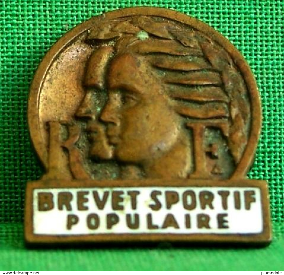 INSIGNE BROCHE BREVET SPORTIF POPULAIRE Numéroté , Bronze  émaillé Blanc , Années 30 EPINGLETTE DAME . OLD PIN'S  SPORT - Athlétisme