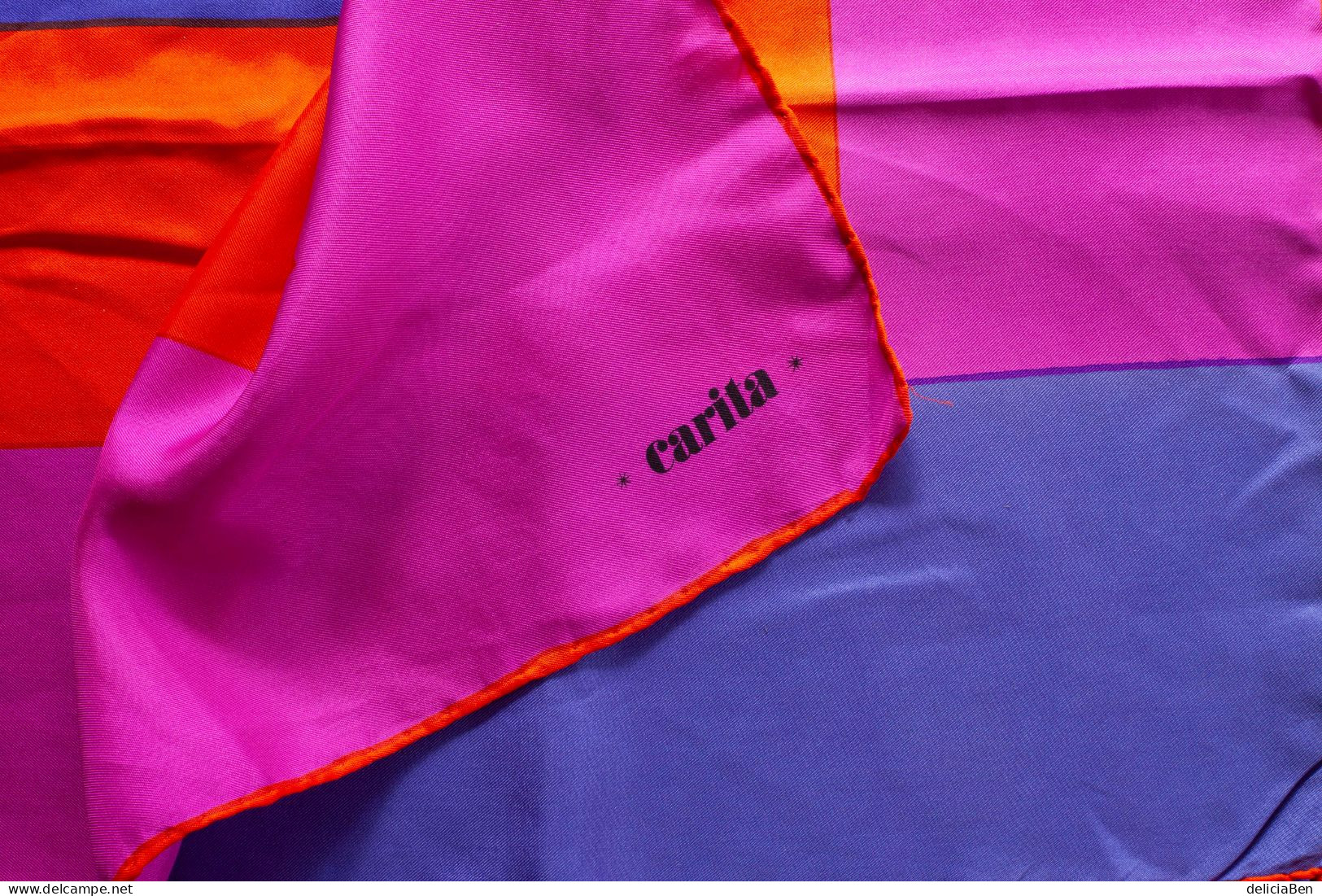 CARITA Carré 77cm, En Twill De Soie Sur Trois Tons Absolus. Orange Vif, Rose Fuschia Et Bleu Klein - Hoofddoeken En Sjaals