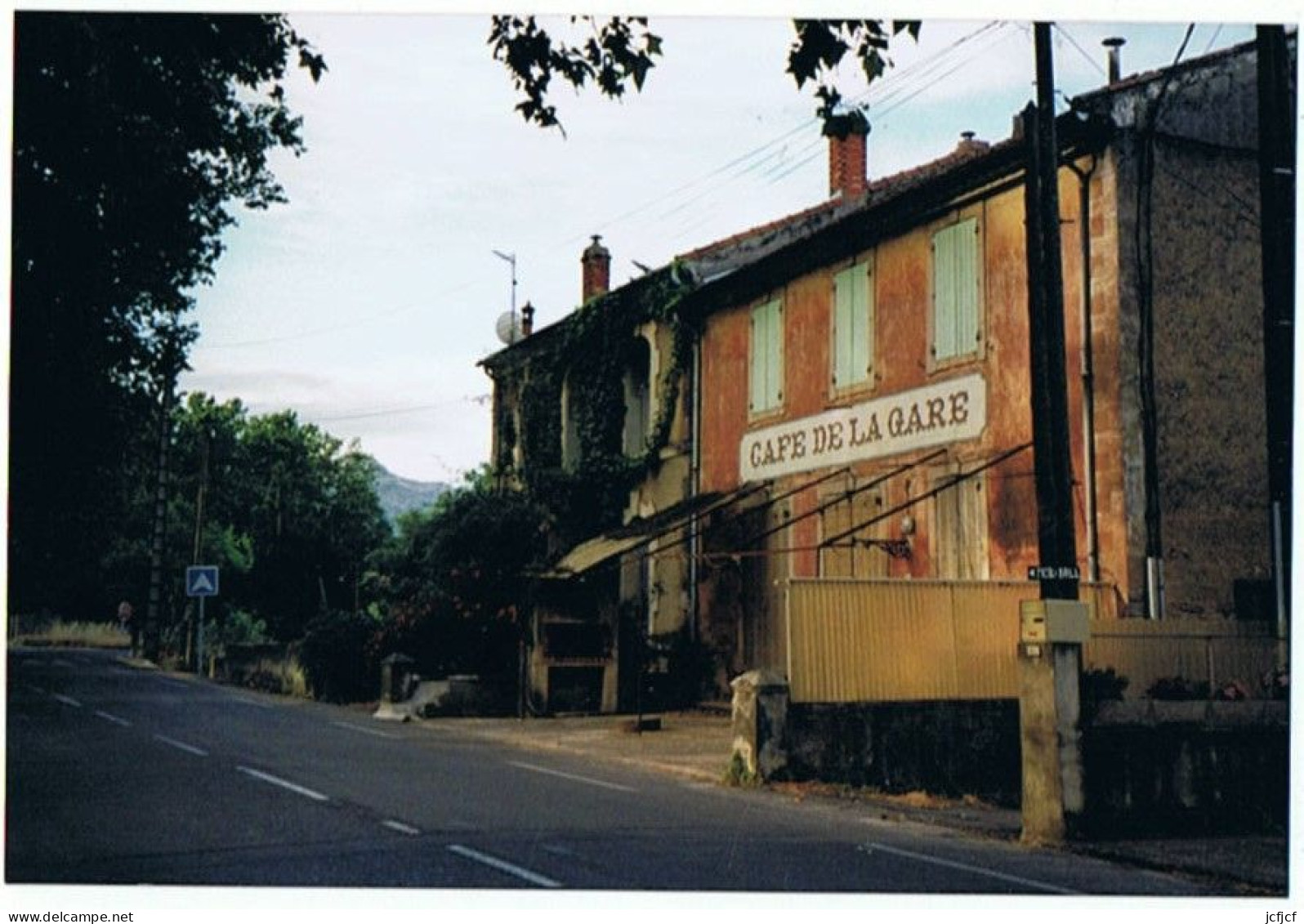 EPREUVE PHOTO ..84..ROBION..VAUCLUSE..CAFE DE LA GARE...2004 - Robion