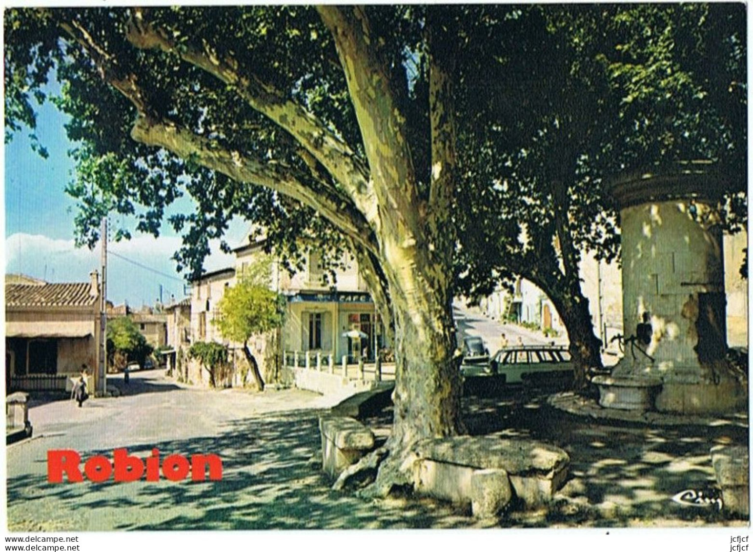 CPM..84..ROBION..VAUCLUSE..LA FONTAINE SUR LA PLACE DE LA MAIRIE..CAFE.. - Robion