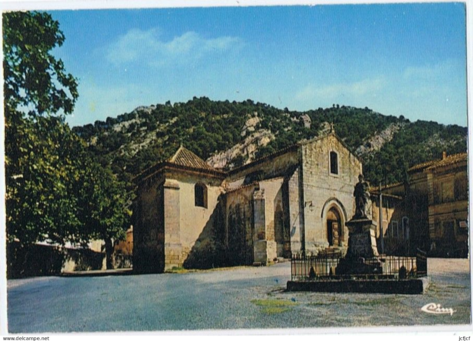 CPM..84..ROBION..VAUCLUSE..L'EGLISE AU FOND MONTAGNE DU LUBERON - Robion