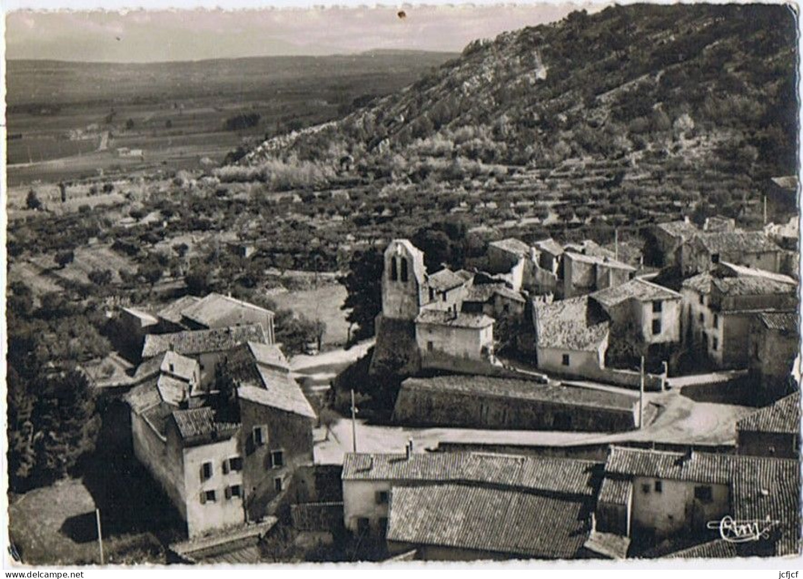 CPM..84..ROBION..VAUCLUSE..VUE AERIENNE SUR LE CENTRE DU VILLAGE ET L'HORLOGE - Robion