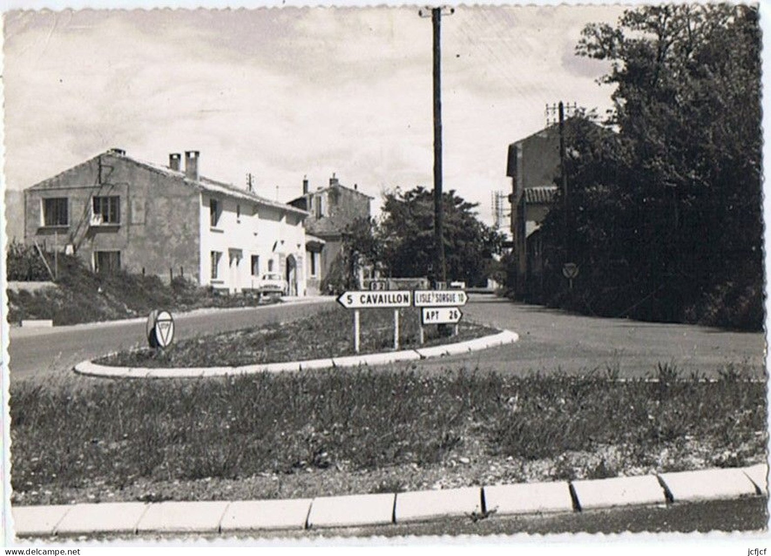 CPM..84..ROBION..VAUCLUSE..L'ENTREE DU VILLAGE ROUTE DE CAVAILLON - Robion