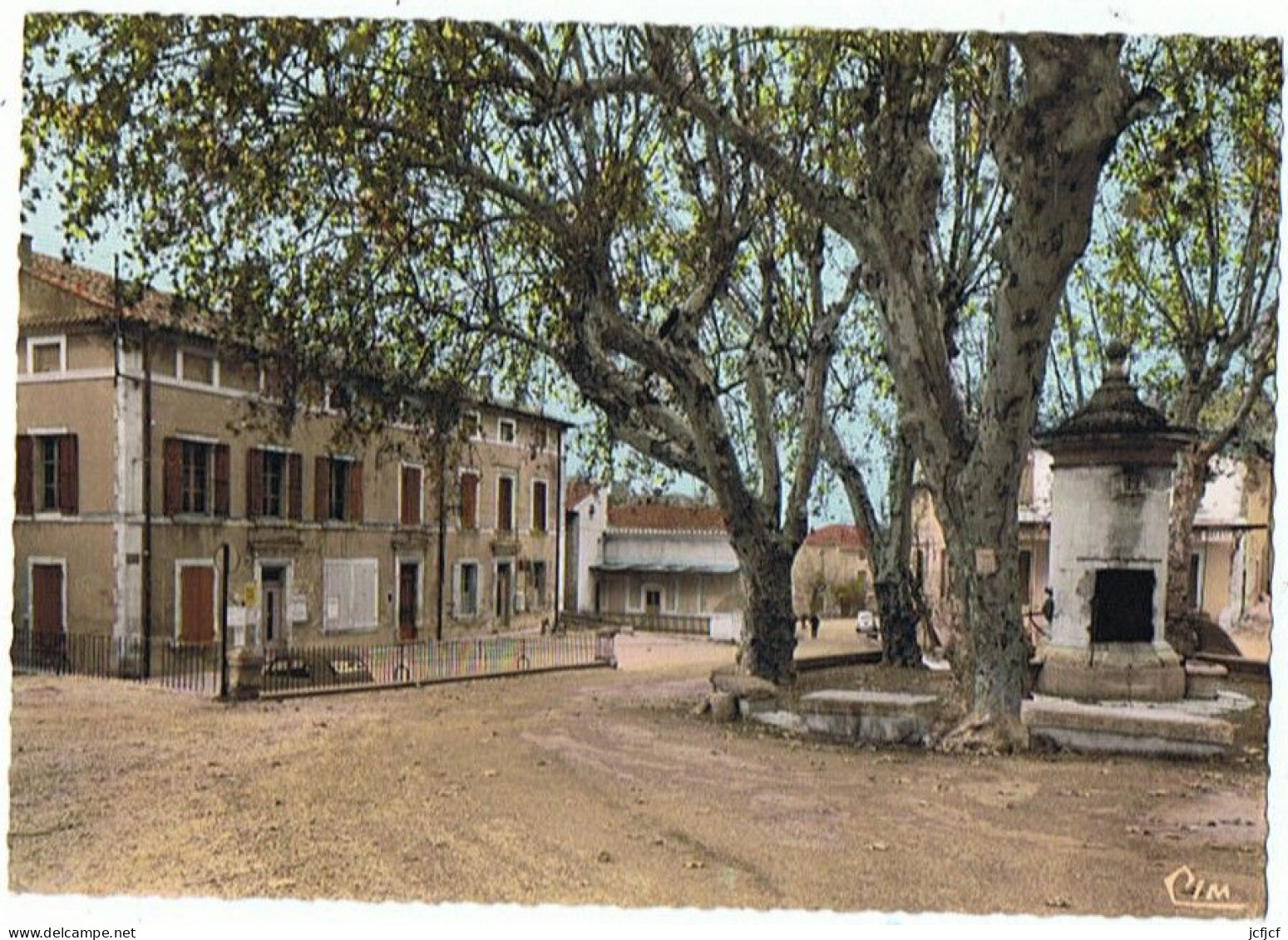 CPM..84..ROBION..VAUCLUSE..LA MAIRIE LA POSTE ET LA FONTAINE - Robion