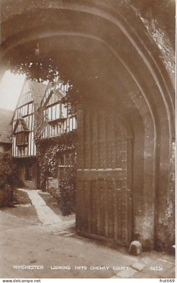 AK 182752 ENGLAND - Winchester - Looking Into Chehay Court - Winchester