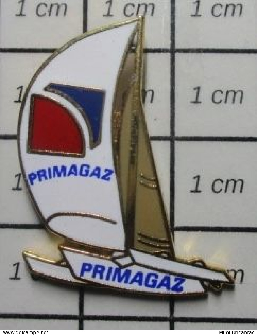 419  Pin's Pins / Beau Et Rare / SPORTS / VOILE TRIMARAN PRIMAGAZ Par BADGES IMPACT - Zeilen