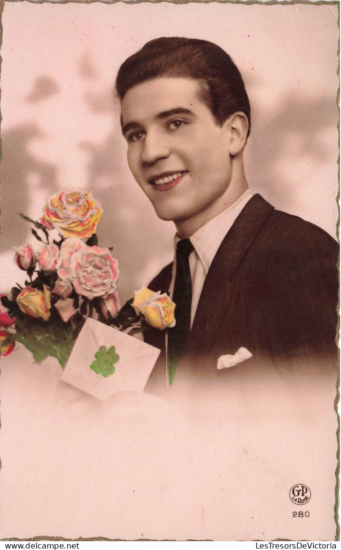 FANTAISIES - Un Homme Tenant Un Bouquet De Fleurs Et Une Enveloppe - Colorisé - Carte Postale Ancienne - Uomini