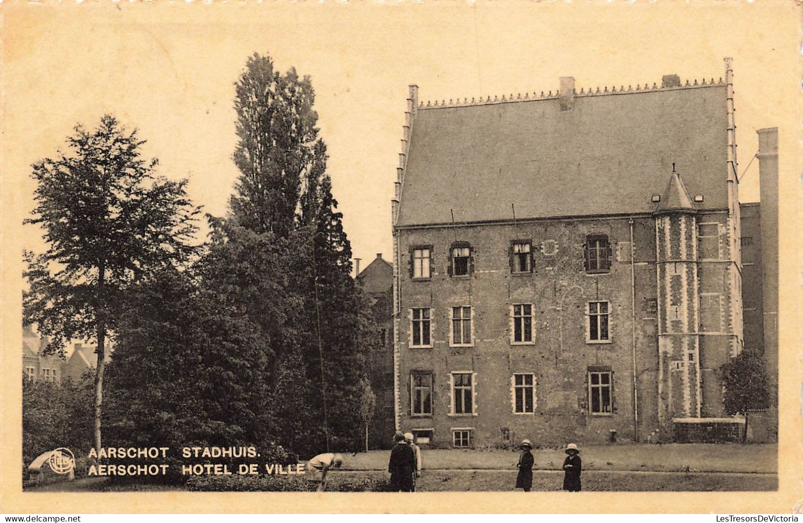 BELGIQUE - Aarschot - Hôtel De Ville - Animé - Personnes Dans La Cour - Carte Postale Ancienne - Aarschot