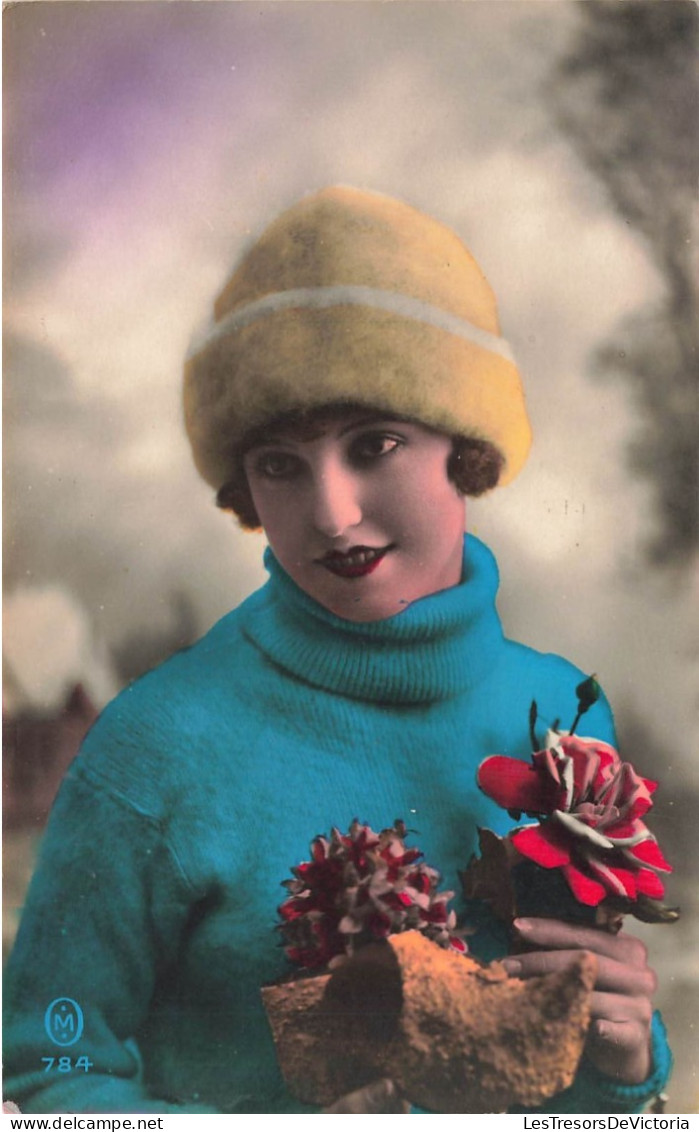 FANTAISIES - Une Femme Souriante Tenant Un Bouquet De Fleurs - Colorisé - Carte Postale Ancienne - Donne